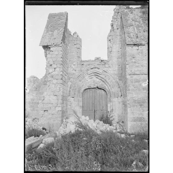 Marchélepot (Somme). Porche de l'église. [légende d'origine]