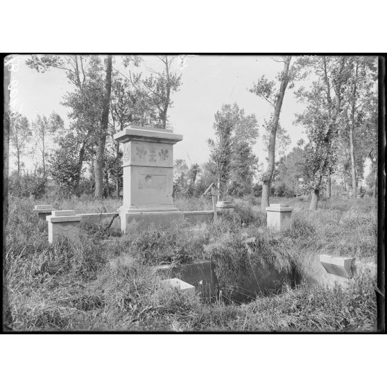 Punchy (Somme). Monument dans le cimetière allemand des grenadiers de la Prusse orientale. [légende d'origine]