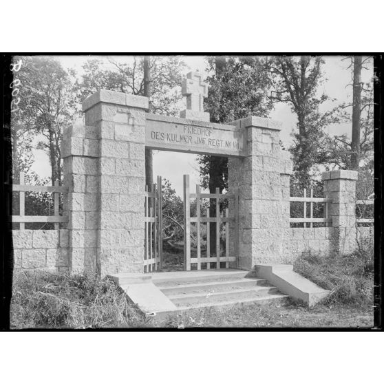 Près de Punchy (Somme). Entrée du cimetière allemand du 141e régiment d'infanterie (de Kulm). [légende d'origine]