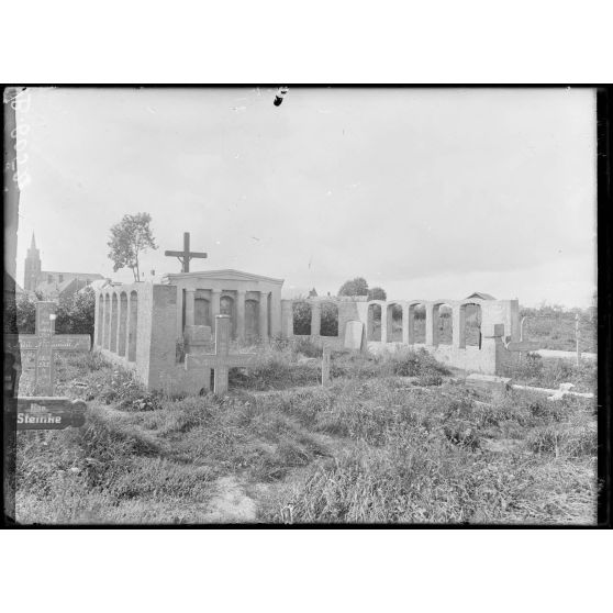 Mesnil Saint Nicaise (Somme). Entrée du cimetière allemand. [légende d'origine]