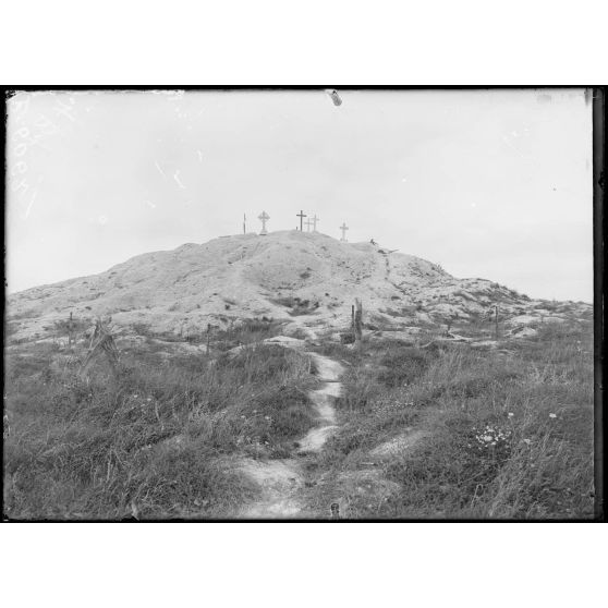 Butte de Warlencourt (Pas-de-Calais). Le sommet au soleil couchant, tombes anglaises. [légende d'origine]