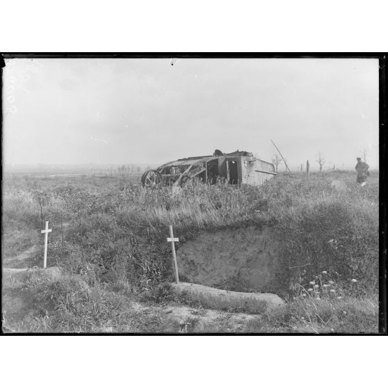 Près de Courcelette (Somme). Tank échoué. Au premier plan, tombes d'Anglais. [légende d'origine]
