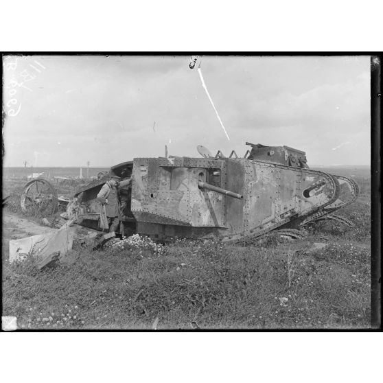 Près de Courcelette (Somme). Tank anglais. [légende d'origine]
