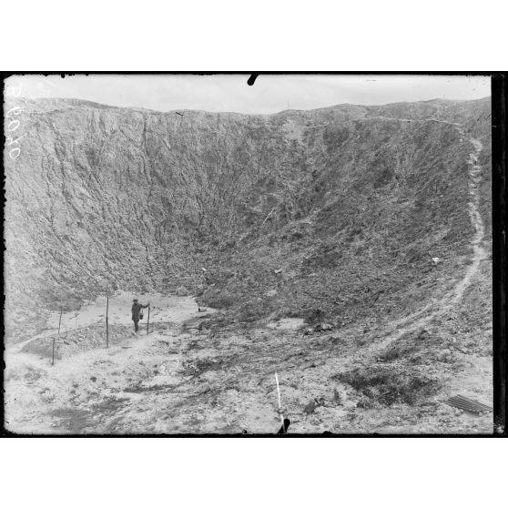 La Boisselle (Somme). Entonnoir de mine anglaise (28 m de profondeur, diamètre 60). [légende d'origine]