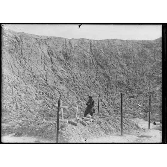 La Boisselle (Somme). Entonnoir de mine anglaise (28 m de profondeur, diamètre 60) et tombes anglaises recouvertes d'ossements. [légende d'origine]
