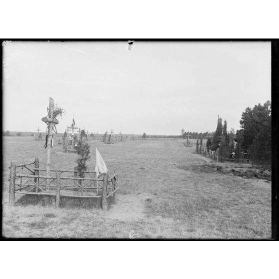 Près de la Fère-Champenoise (Marne). Tombes françaises sur le plateau de la Petite Rochelle. [légende d'origine]