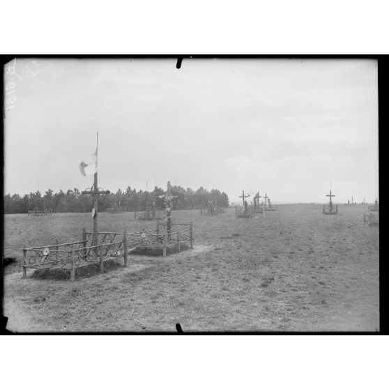 Près de la Fère-Champenoise (Marne). Tombes françaises sur le plateau de la Petite Rochelle. [légende d'origine]