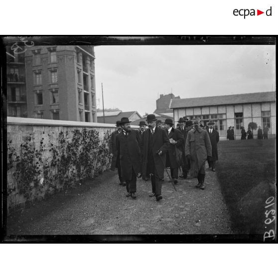 Inauguration de la maternité ouvrière de Levallois-Perret et de Neuilly sous la présidence de Mrs. Loucheur, Albert Thomas et Paul Strauss. [légende d'origine]