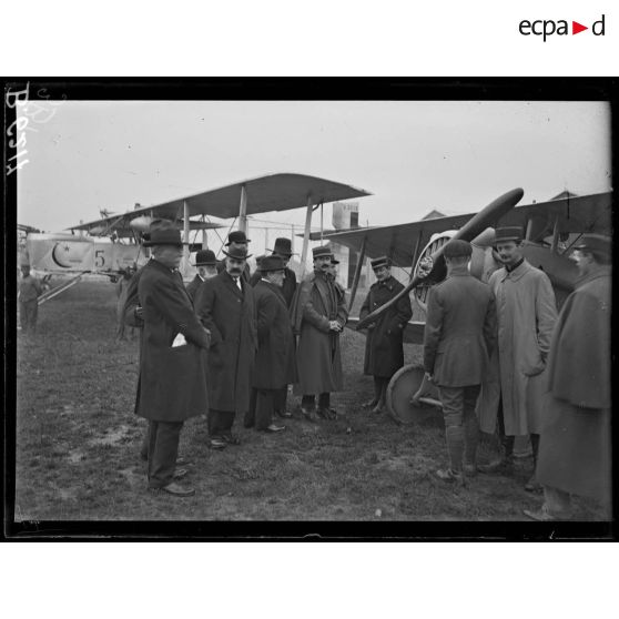 Camp d'aviation du Bourget. Visite des délégués de la Nouvelle-Orléans. [légende d'origine]