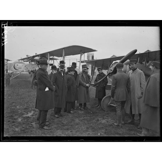 Camp d'aviation du Bourget. Visite des délégués de la Nouvelle-Orléans. [légende d'origine]
