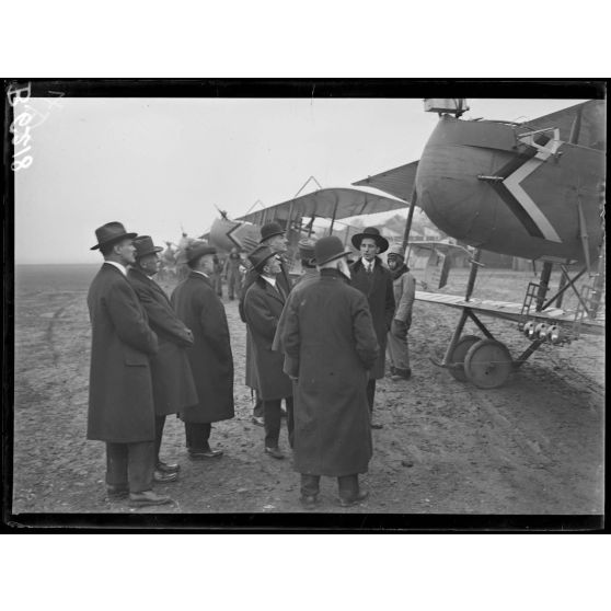 Camp d'aviation du Bourget. Visite des délégués de la Nouvelle-Orléans. [légende d'origine]