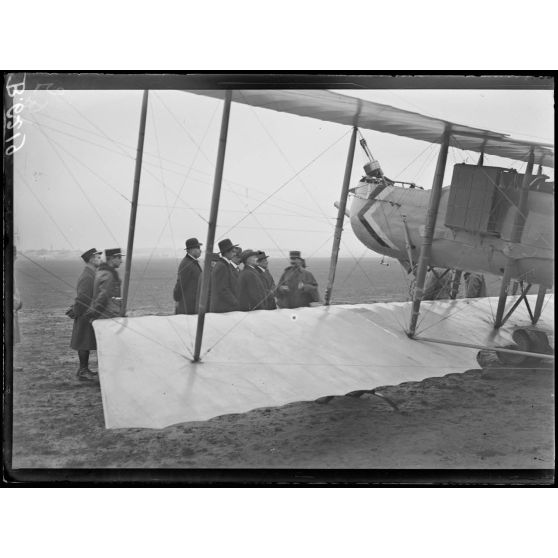 Camp d'aviation du Bourget. Visite des délégués de la Nouvelle-Orléans. [légende d'origine]