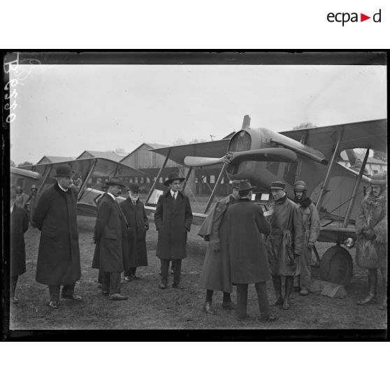 Camp d'aviation du Bourget. Visite des délégués de la Nouvelle-Orléans. [légende d'origine]