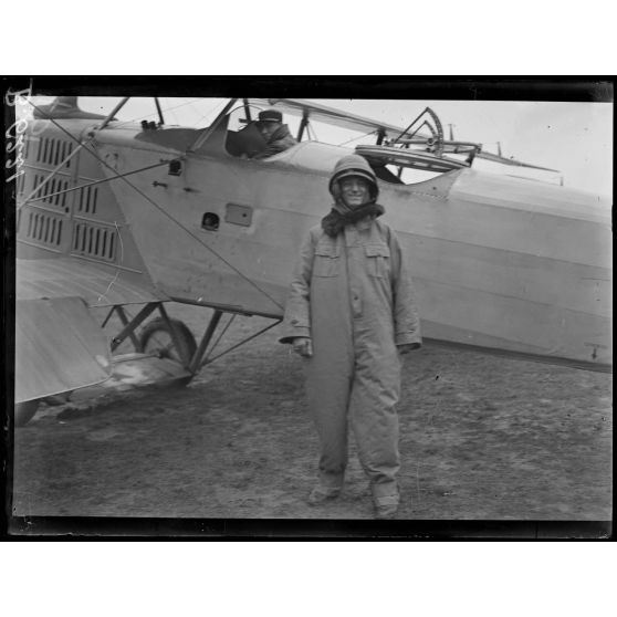 Camp d'aviation du Bourget. Visite des délégués de la Nouvelle-Orléans. Monsieur Lafargue, président du groupe des délégués, en costume d'aviateur. [légende d'origine]