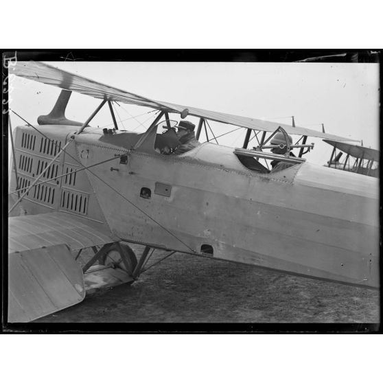 Camp d'aviation du Bourget. Visite des délégués de la Nouvelle-Orléans. Monsieur Lafargue, président du groupe des délégués, à bord d'un avion. [légende d'origine]