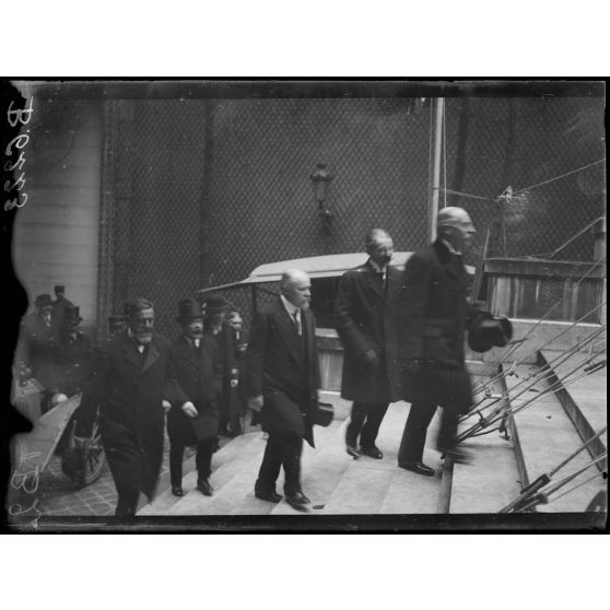 Inauguration de l'exposition des envois de l'Amérique aux soldats du front faite par Monsieur Poincaré, Monsieur Barthou et Monsieur Hanoteau. Arrivée du Président. [légende d'origine]