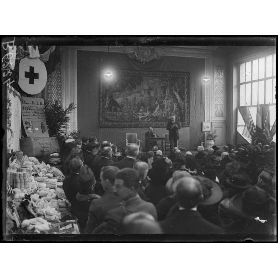 Inauguration de l'exposition des envois de l'Amérique aux soldats du front faite par Monsieur Poincaré, Monsieur Barthou et Monsieur Hanoteau. Pendant la cérémonie. [légende d'origine]