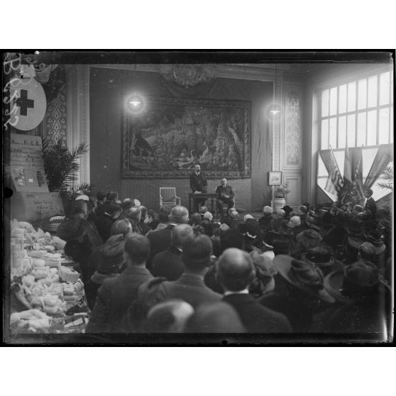 Inauguration de l'exposition des envois de l'Amérique aux soldats du front faite par Monsieur Poincaré, Monsieur Barthou et Monsieur Hanoteau. Le discours de Monsieur Barthou. [légende d'origine]
