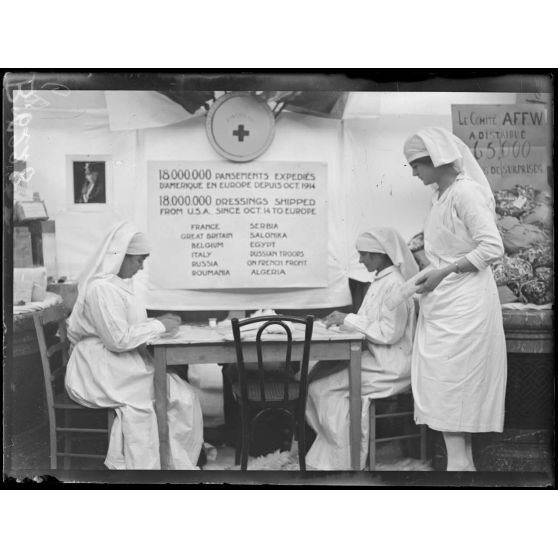 Inauguration de l'exposition des envois de l'Amérique aux soldats du front faite par Monsieur Poincaré, Monsieur Barthou et Monsieur Hanoteau. L'affiche des envois de l'oeuvre. [légende d'origine]