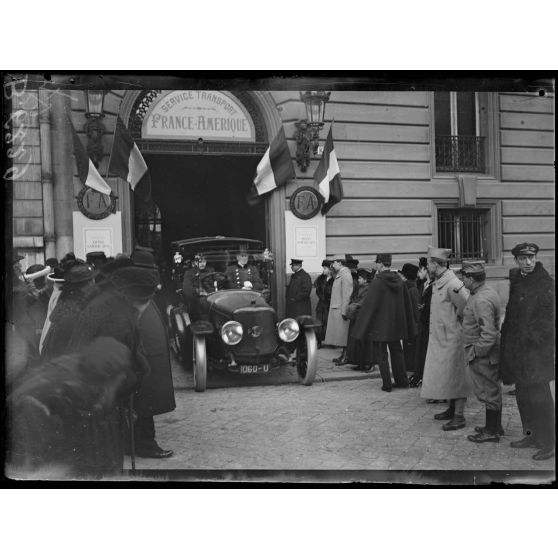 Inauguration de l'exposition des envois de l'Amérique aux soldats du front faite par Monsieur Poincaré, Monsieur Barthou et Monsieur Hanoteau. Le départ du Président. [légende d'origine]