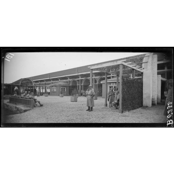 Gare de Châlons-sur-Marne. Cantine de la Croix-Rouge américaine. Entrée des jardins. [légende d'origine]