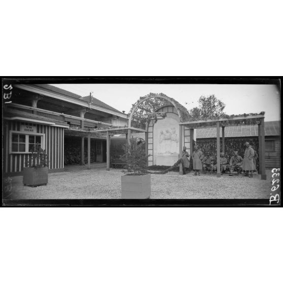 Gare de Châlons-sur-Marne. Cantine de la Croix-Rouge américaine. Les jardins. [légende d'origine]