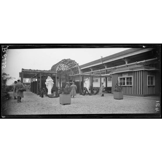 Gare de Châlons-sur-Marne. Cantine de la Croix-Rouge américaine. Le jardin et le guignol. [légende d'origine]