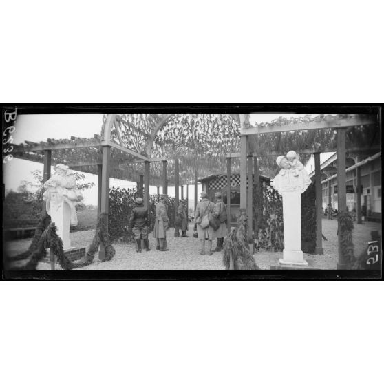 Gare de Châlons-sur-Marne. Cantine de la Croix-Rouge américaine. Le guignol. [légende d'origine]