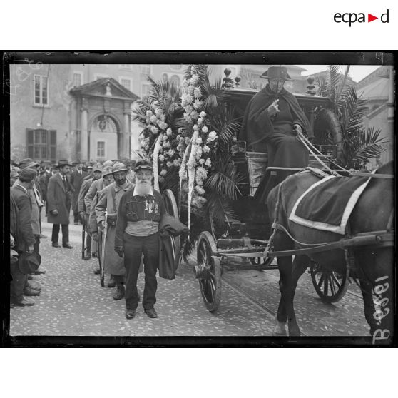 Milan (Italie). Enterrement du 1er soldat français mort sur le sol italien. Le départ de l'hôpital San Ambrogio, le cortège. [légende d'origine]