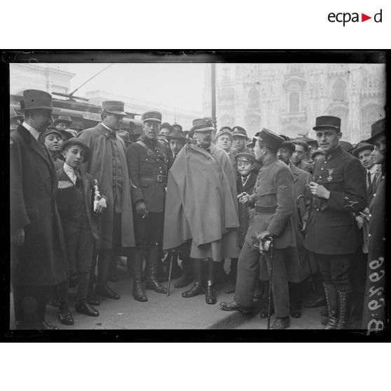 Milan (Italie). Place du Dôme, aviateurs français et officiers italiens. [légende d'origine]