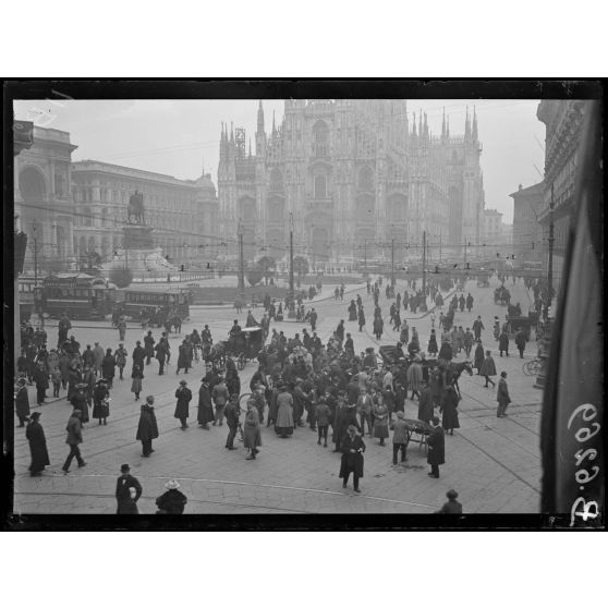 Milan (Italie). Place du Dôme. [légende d'origine]