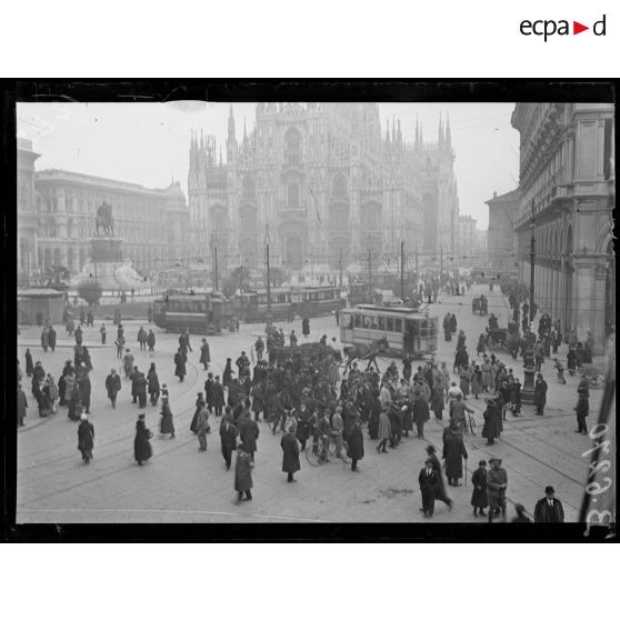Milan (Italie). Place du Dôme. [légende d'origine]