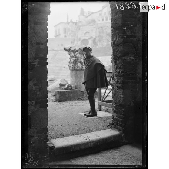 Vérone (Italie). Entrée du théâtre romain. [légende d'origine]