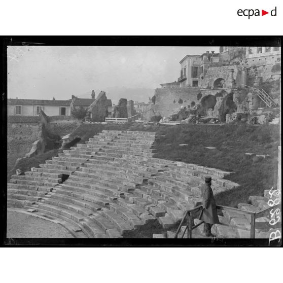 Vérone (Italie).Le théâtre romain. [légende d'origine]