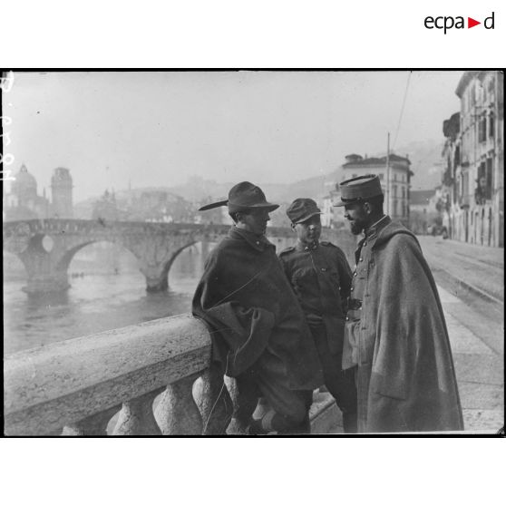Vérone (Italie). Frères d'armes sur les bords de l'Adige. [légende d'origine]