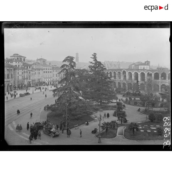 Vérone (Italie). Vue générale de la place Victor Emmanuel et les ruines romaines. [légende d'origine]