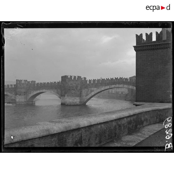 Vérone (Italie). Le pont Castel Vecchio. [légende d'origine]