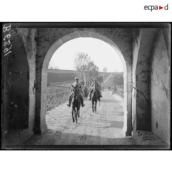 Peschiera. Infanterie française entrant dans la ville par une des portes des remparts. [légende d'origine]