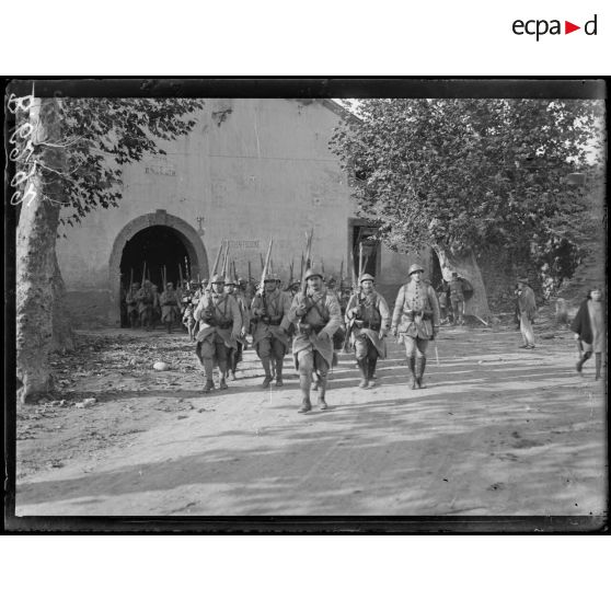 Peschiera. Infanterie française entrant dans la ville par une des portes des remparts. [légende d'origine]