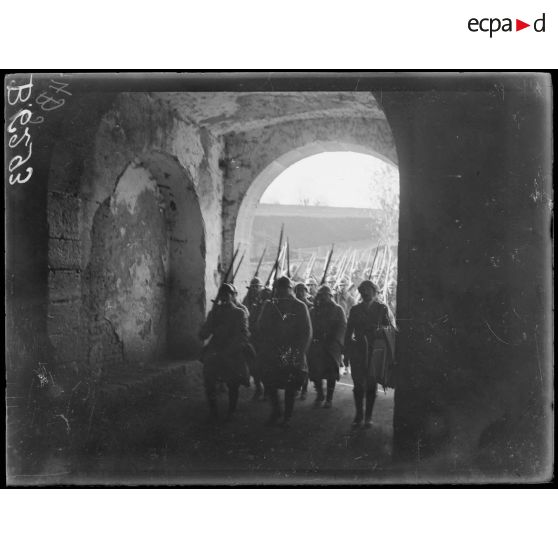 Peschiera. Infanterie française entrant dans la ville par une des portes des remparts. [légende d'origine]