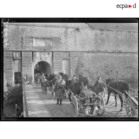 Peschiera. Infanterie française entrant dans la ville par une des portes des remparts. [légende d'origine]