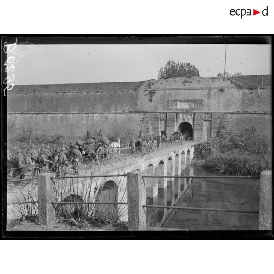 Peschiera. Infanterie française entrant dans la ville par une des portes des remparts. [légende d'origine]