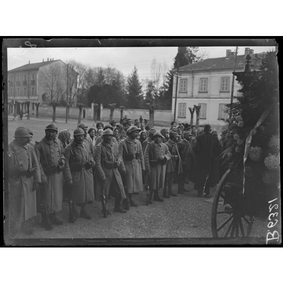 Affori près de Milan. Enterrement d'un soldat italien. Soldats français et italiens rendant les honneurs. [légende d'origine]
