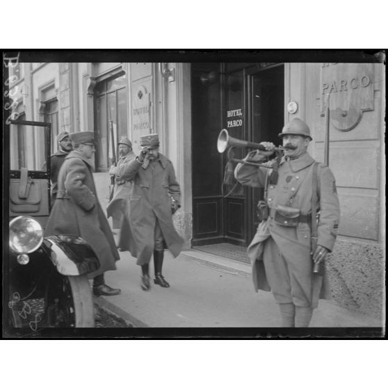 Milan (Italie). A la base française, le général italien Angelotti vient faire visite à monsieur Justin Godart. [légende d'origine]