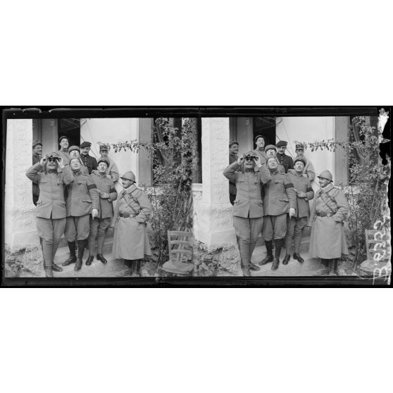 Région de Vidor. Au PC du colonel Gleijeses, commandant le 52e régiment d'infanterie italienne. Le colonel entouré d'officiers français et italiens. [légende d'origine]