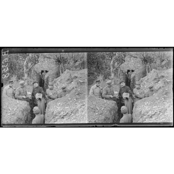 Région de Vidor. Le colonel Pietro Gelijeses et officiers dans une tranchée au bord de la Piave. [légende d'origine]