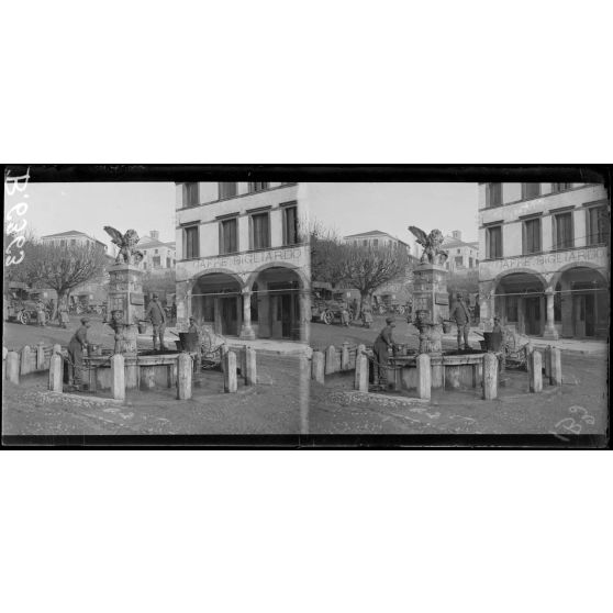 Asolo. Aspect de la place, nos soldats à la fontaine. [légende d'origine]
