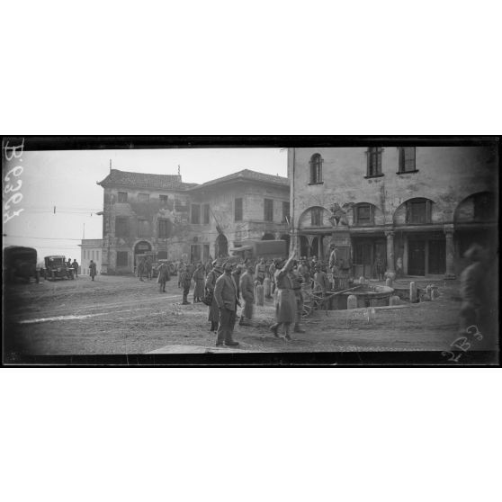 Asolo. Aspect de la place, nos soldats à la fontaine. [légende d'origine]