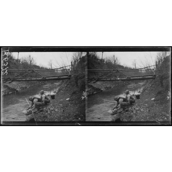 Au bord de la Brentella, soldats italiens faisant la lessive. [légende d'origine]