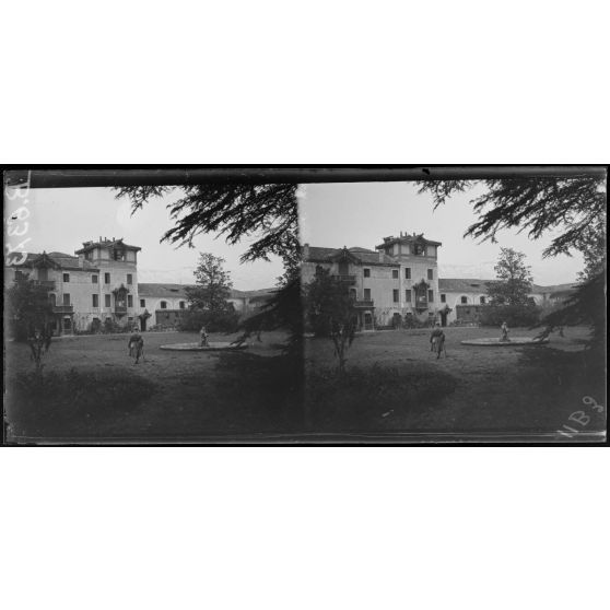 Environs de Covolo. PC italien dans un château. Au fond, montagne occupée par l'ennemi. [légende d'origine]